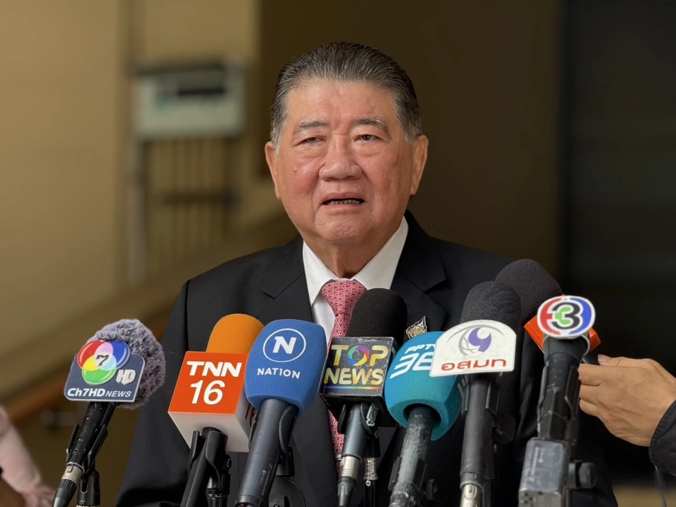 ภูมิธรรม เวชยชัย รองนายกรัฐมนตรีและรัฐมนตรีว่าการกระทรวงกลาโหม 