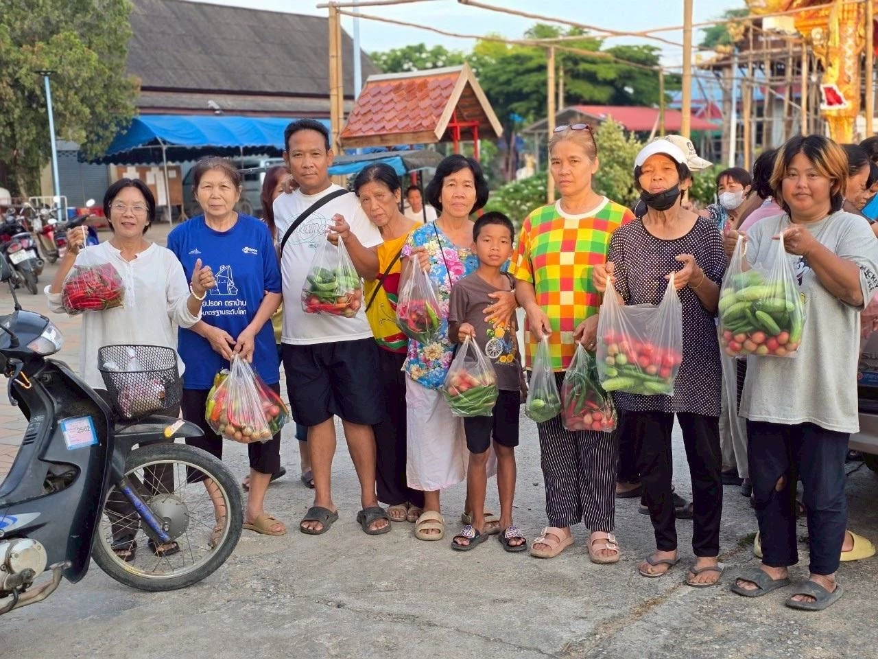 พระครูอ๊อด เหมาซื้อพริกชาวสวน “อมก๋อย” หลังราคาตกต่ำสุดรอบ 10 ปี