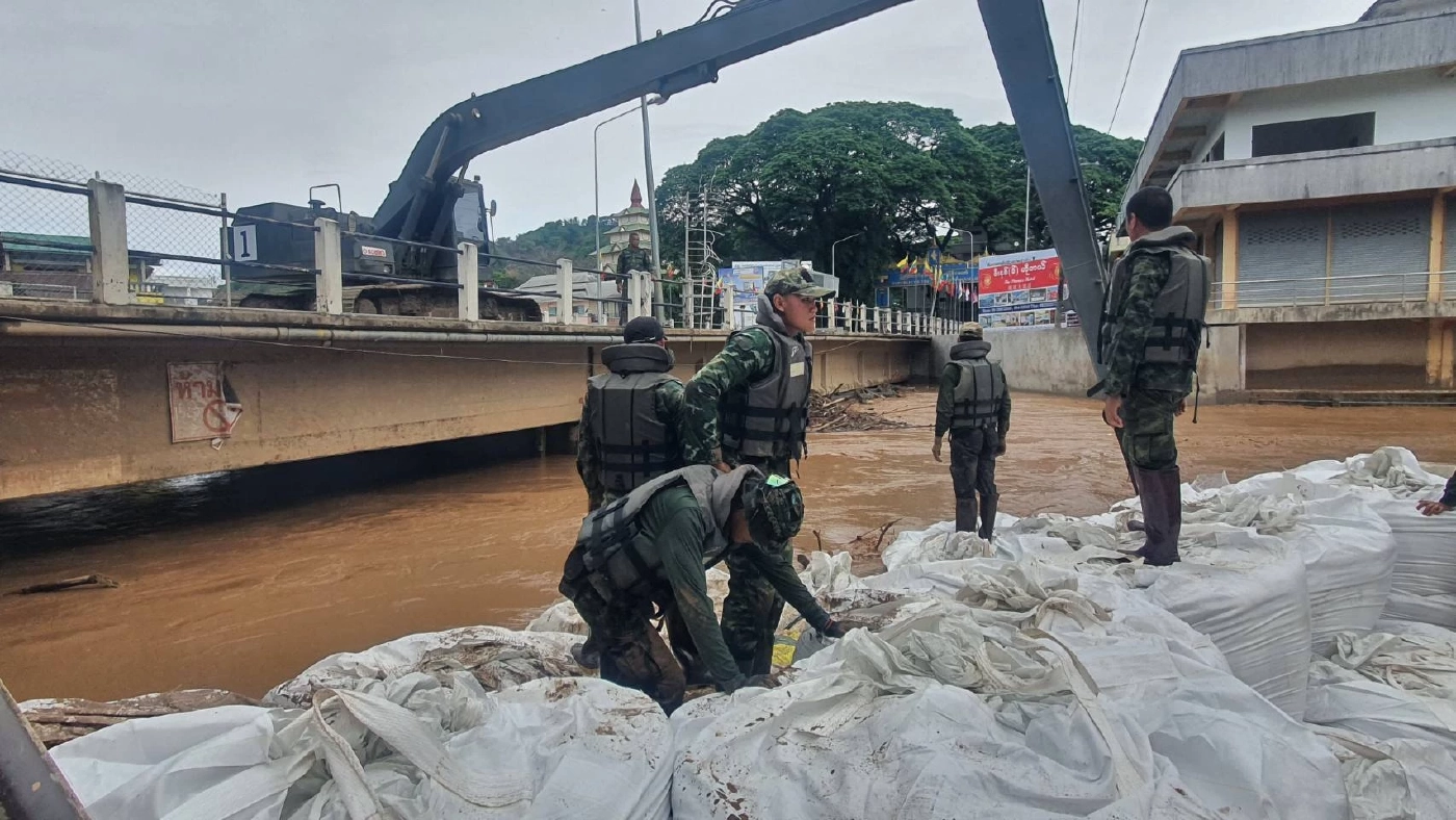 รับมือน้ำท่วม “แม่สาย” ส่งทหาร ทำพนังกั้นน้ำ ยันรับมือได้