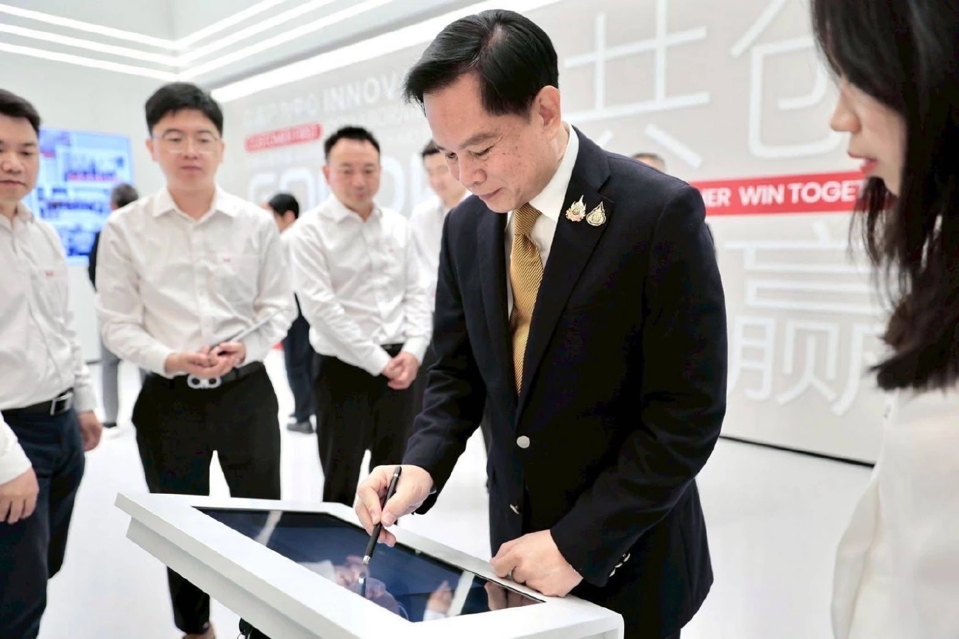 "พีระพันธุ์" เยือน "จีน" ขยายความร่วมมือ "โซลาร์เซลล์ราคาถูก เพื่อประชาชน"