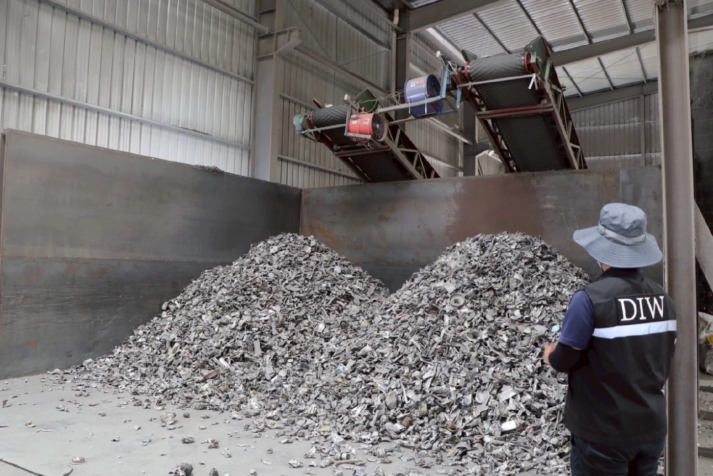 “ทีมสุดซอย” บุก รง.ศูนย์เหรียญ เถื่อนทุกตรง สั่งปิดทันที