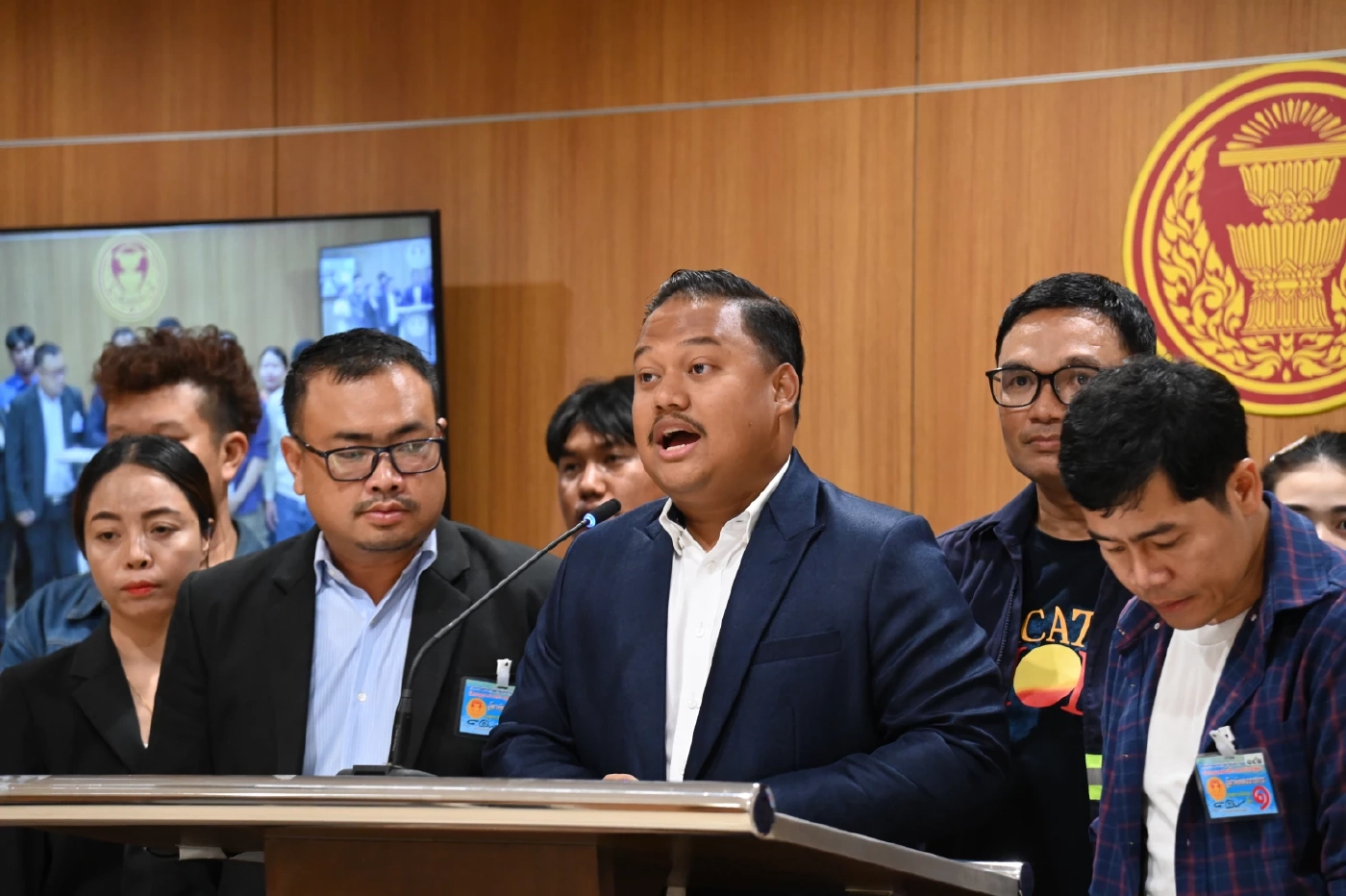 "ช่างเบิร์ด" ปาดน้ำตาร้องสภา ยังไม่ได้ค่าแรงสร้างตึก สตง.