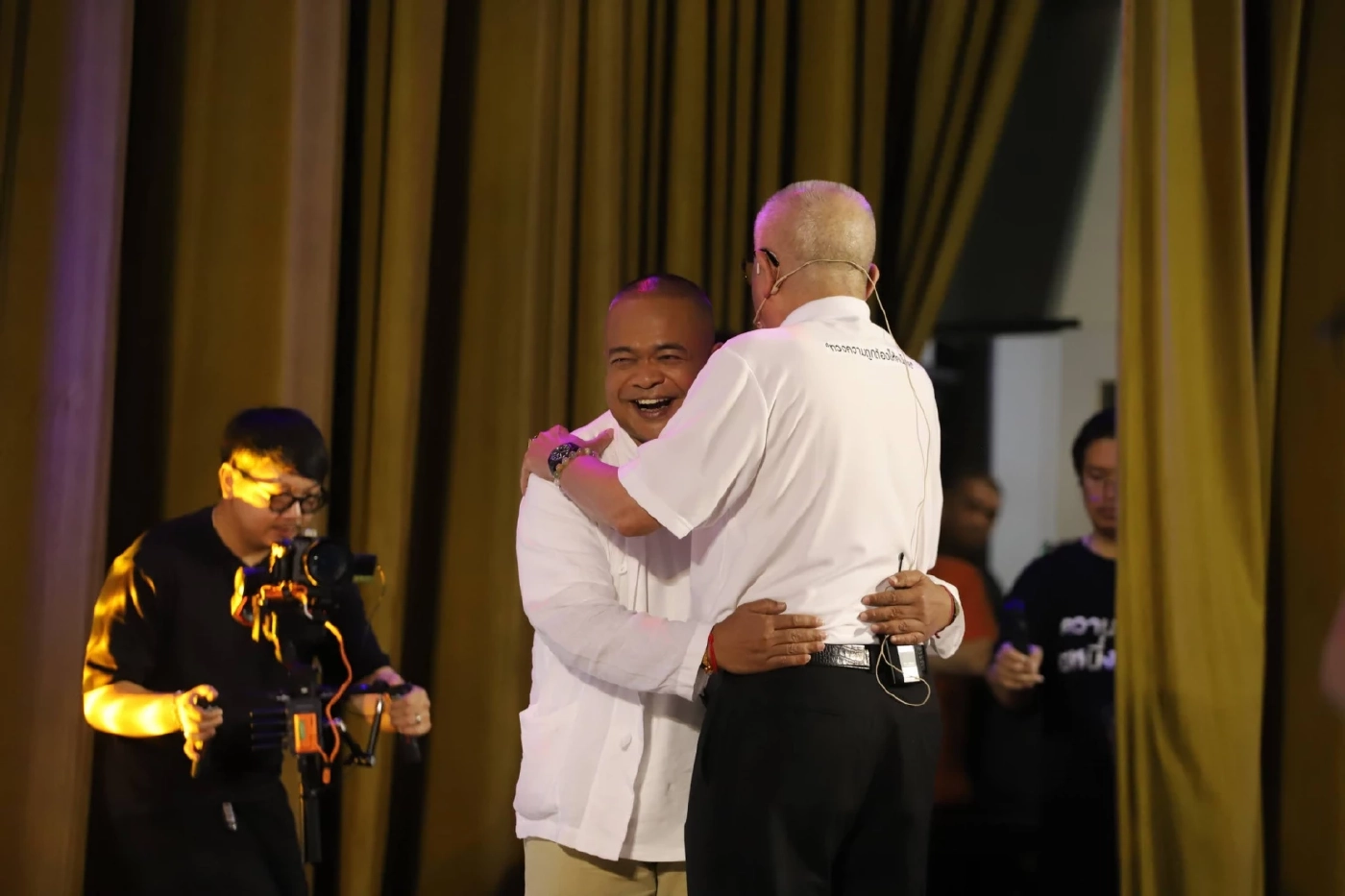 การเมืองไทย...อะไรก็เกิดได้! ภาพจับมือข้ามขั้ว สะท้อนอนาคต