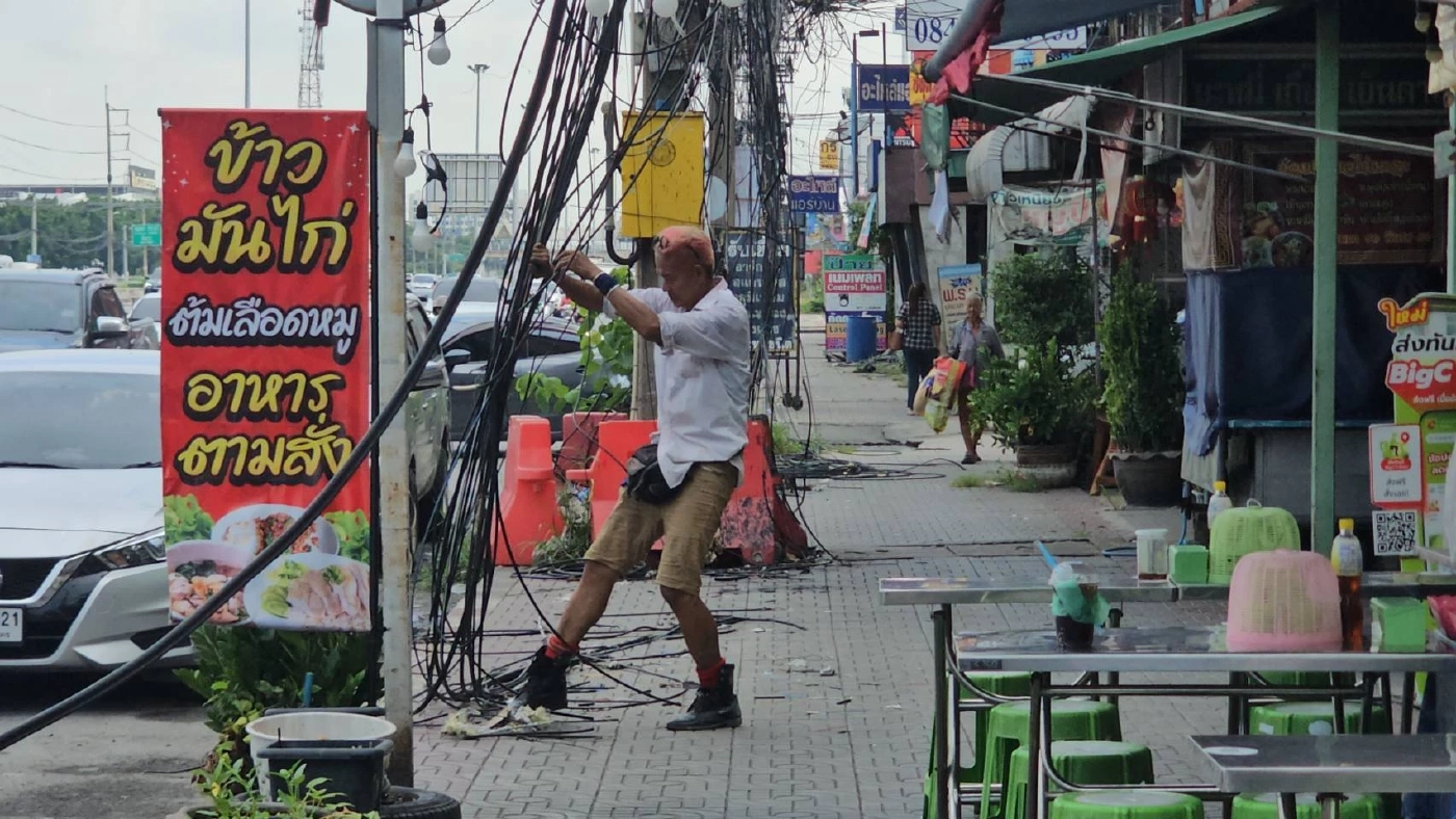 ตะลึง! "ชาวปทุมธานี" ร้องสายเคเบิ้ลร่วงกองบนทางเท้า หวั่นโดนไฟดูด