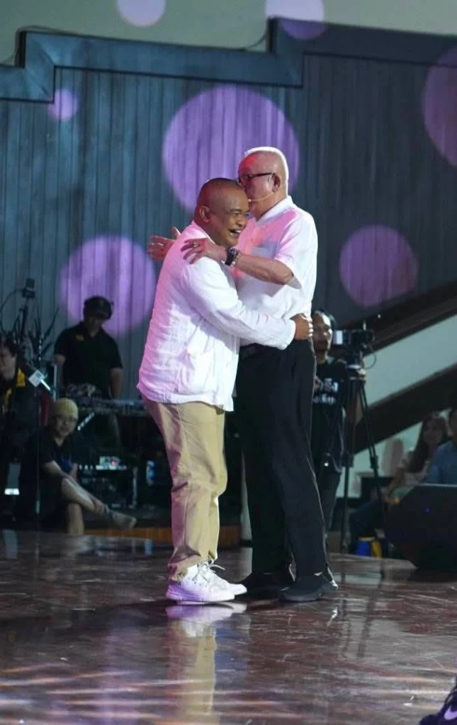 เปิดปูมหลัง “จตุพร-สนธิ” แกนนำมวลชนต่างสีจับมือ "คิดการใหญ่"!