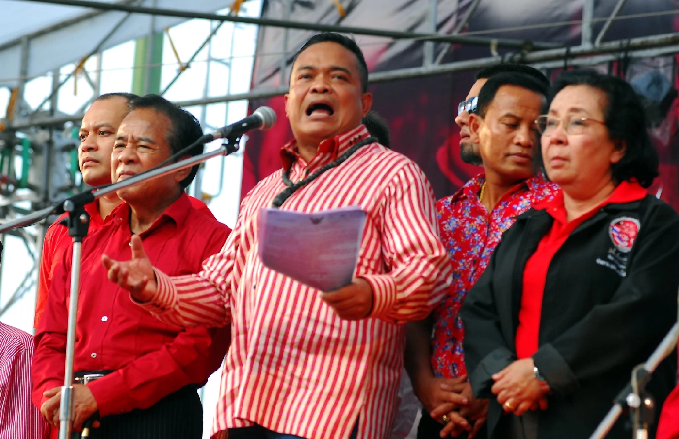 เปิดปูมหลัง “จตุพร-สนธิ” แกนนำมวลชนต่างสีจับมือ "คิดการใหญ่"!