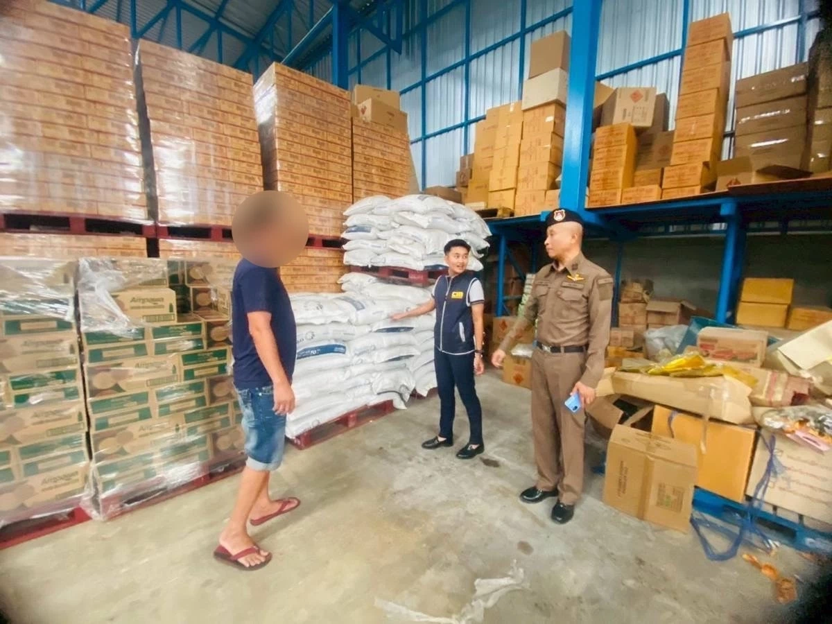 ปคบ. ทลายแหล่งผลิตน้ำตาลทรายปลอม ยี่ห้อดัง ยึดของกลางกว่า 4 ตัน