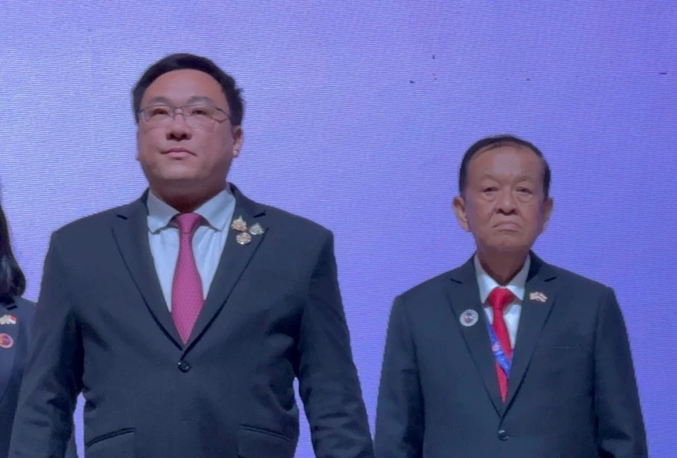 นายจุลพันธ์ อมรวิวัฒน์ -นายวันมูหะมัดนอร์ มะทา 