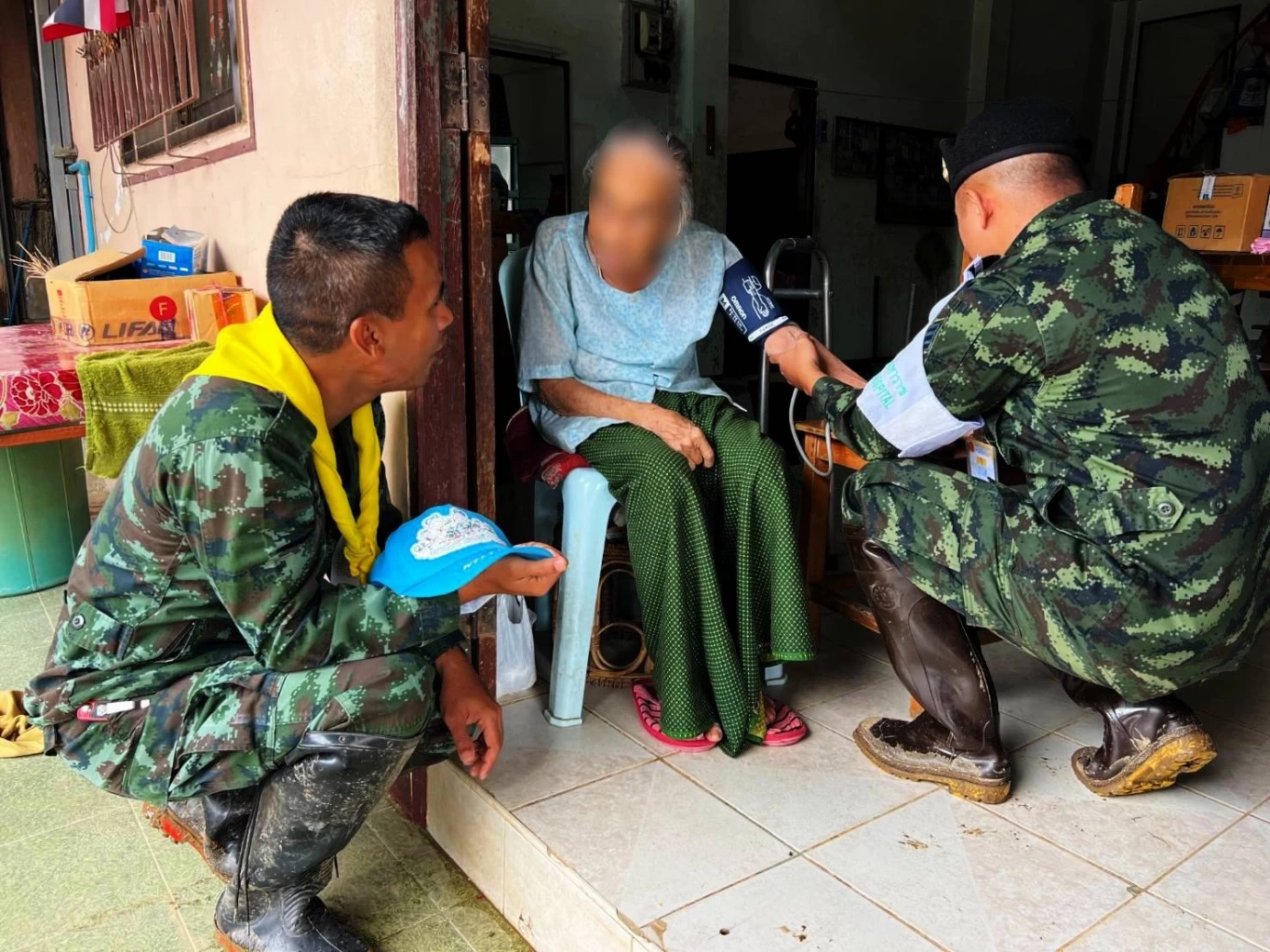 "กองทัพบก" ส่งกำลังพล ช่วยล้าง-ดันโคลนออกจากถนน และบ้านชาวแม่สาย