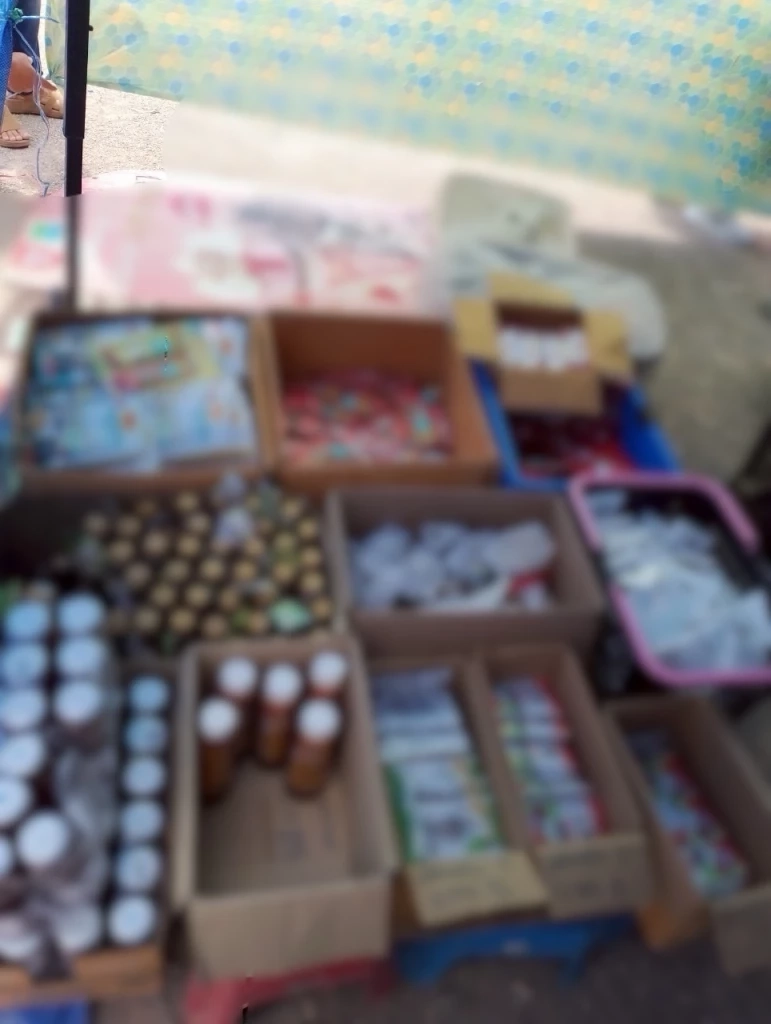 ขมคอ! จับแม่ค้าตลาดนัด เก็บสินค้าหมดอายุกองขยะ วางขายนับพันชิ้น