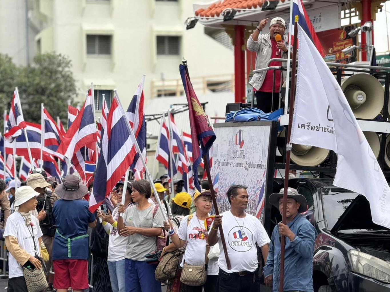 "ม็อบ คปท." บุกประชิด ที่ประชุม GBC ลั่นผลเจรจา "พื้นที่ทับซ้อน ไทย-กัมพูชา" เสียเปรียบ "ภูมิธรรม" เตรียมตัวไว้เลย