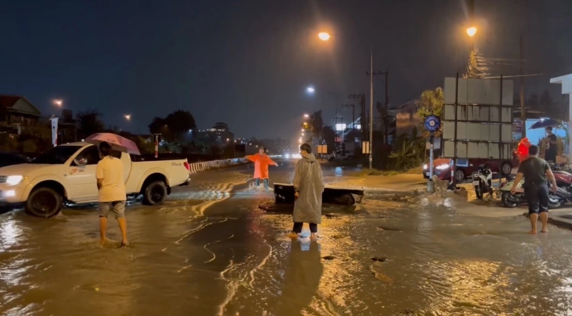 “พัทยา” ฝนตกหนักรับอรุณ หลายจุดน้ำท่วมสูง รถเก๋งเสียหายจำนวนมาก