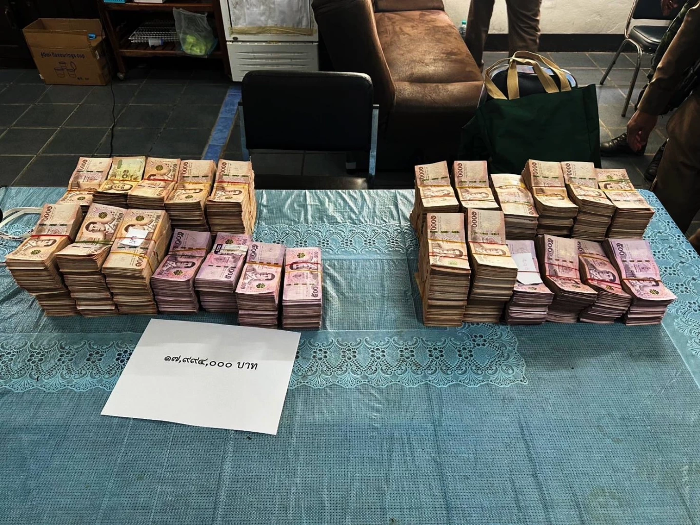 รวบหนุ่มวัย 25 ลอบขนเงินสดเกือบ 18 ล้านบาท ข้ามชายแดนเมียนมา