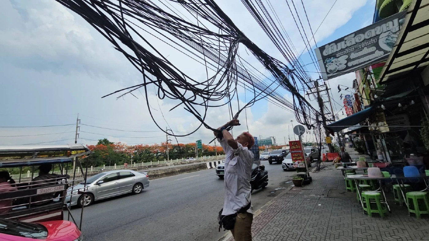ตะลึง! "ชาวปทุมธานี" ร้องสายเคเบิ้ลร่วงกองบนทางเท้า หวั่นโดนไฟดูด