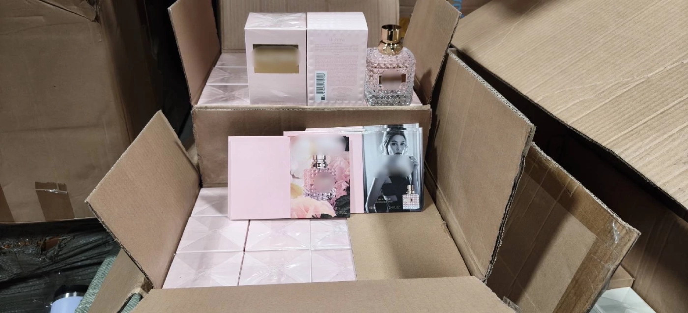 ไล่บี้ "จีนเทา" บุกค้น 5 โกดัง ยึด "เครื่องสำอาง-น้ำหอมแบรนด์ดังปลอม"