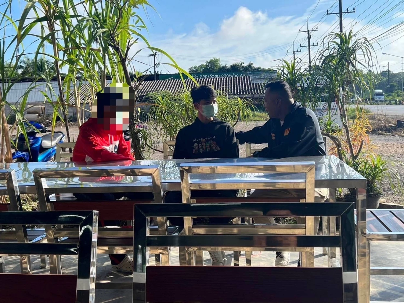 หนีไม่รอด ! รวบ 2 คนร้าย ซิ่ง จยย. กระหน่ำยิงรัว 15 นัด หนุ่ม 34