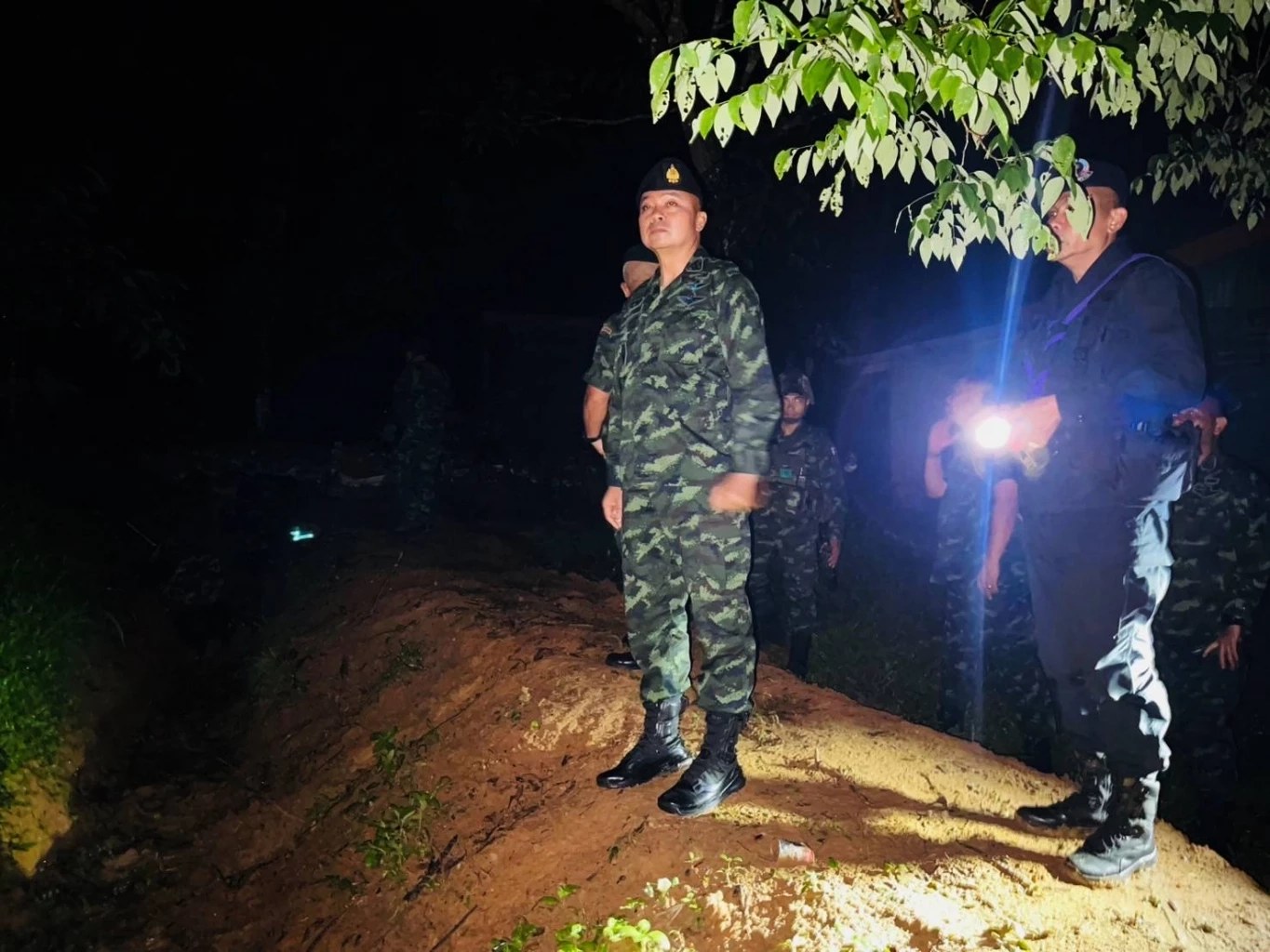 "แม่ทัพภาค 2" ค้างคืนฐานช่องบก พร้อมปลุกขวัญกำลังใจทหาร มอบ "หลวงปู่ทวด-เหรียญหลวงพ่อใหญ่โชคดี"