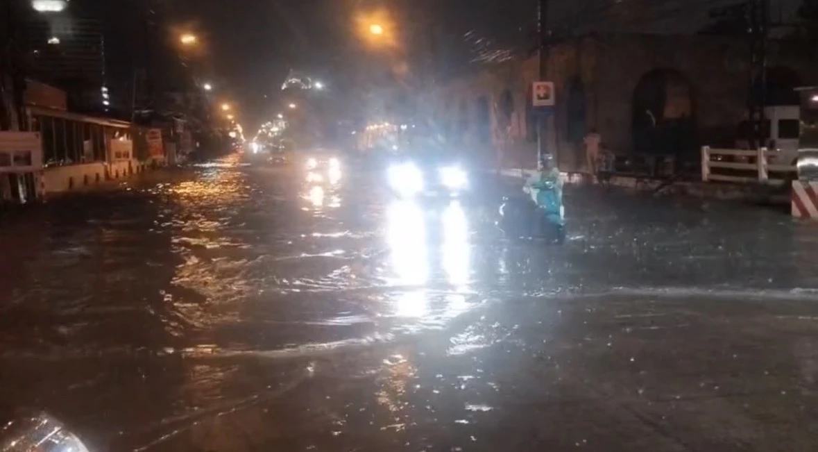 “พัทยา” ฝนตกหนักรับอรุณ หลายจุดน้ำท่วมสูง รถเก๋งเสียหายจำนวนมาก