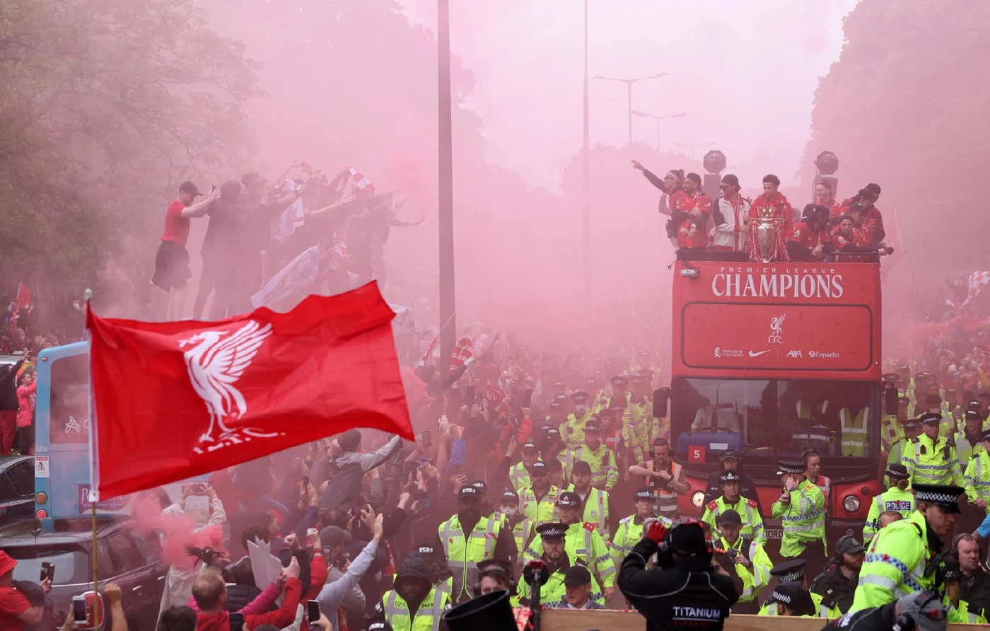 ประมวลภาพ "ลิเวอร์พูล" แห่ฉลองแชมป์พรีเมียร์ลีก