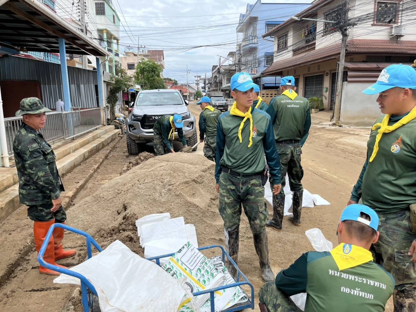 "กองทัพบก" ส่งกำลังพล ช่วยล้าง-ดันโคลนออกจากถนน และบ้านชาวแม่สาย