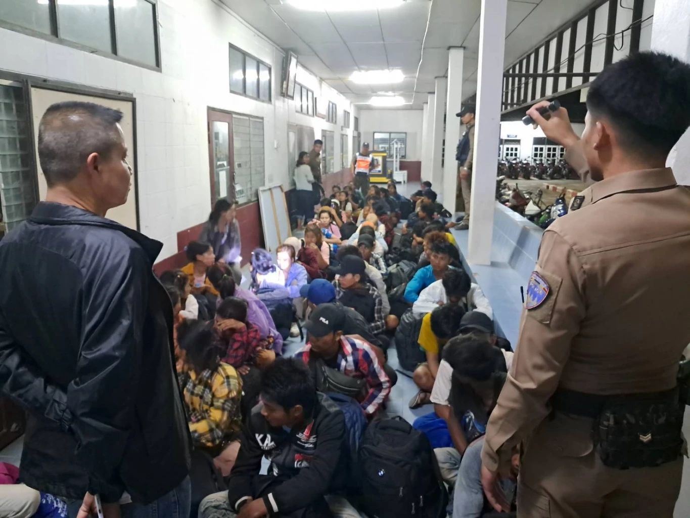 ตะลึง! ทหารสกัดแรงงานต่างด้าวร่วมร้อยคน ยกขบวนเข้าไทยเป็นพรวน