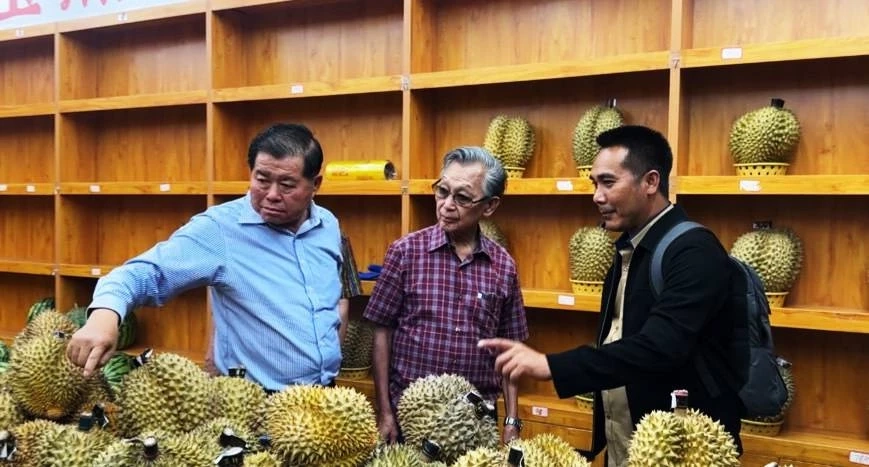 "ชวน–นิพนธ์" ลุย "ตลาดทุเรียนไทย" ในเฉิงตู ขยายโอกาส "ตลาดผลไม้ไทย"
