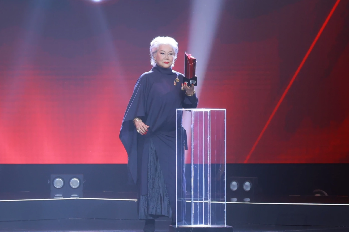 ภัทราวดี มีชูธน (ศิลปินแห่งชาติ) รางวัลเกียรติยศ สาขาภาพยนตร์