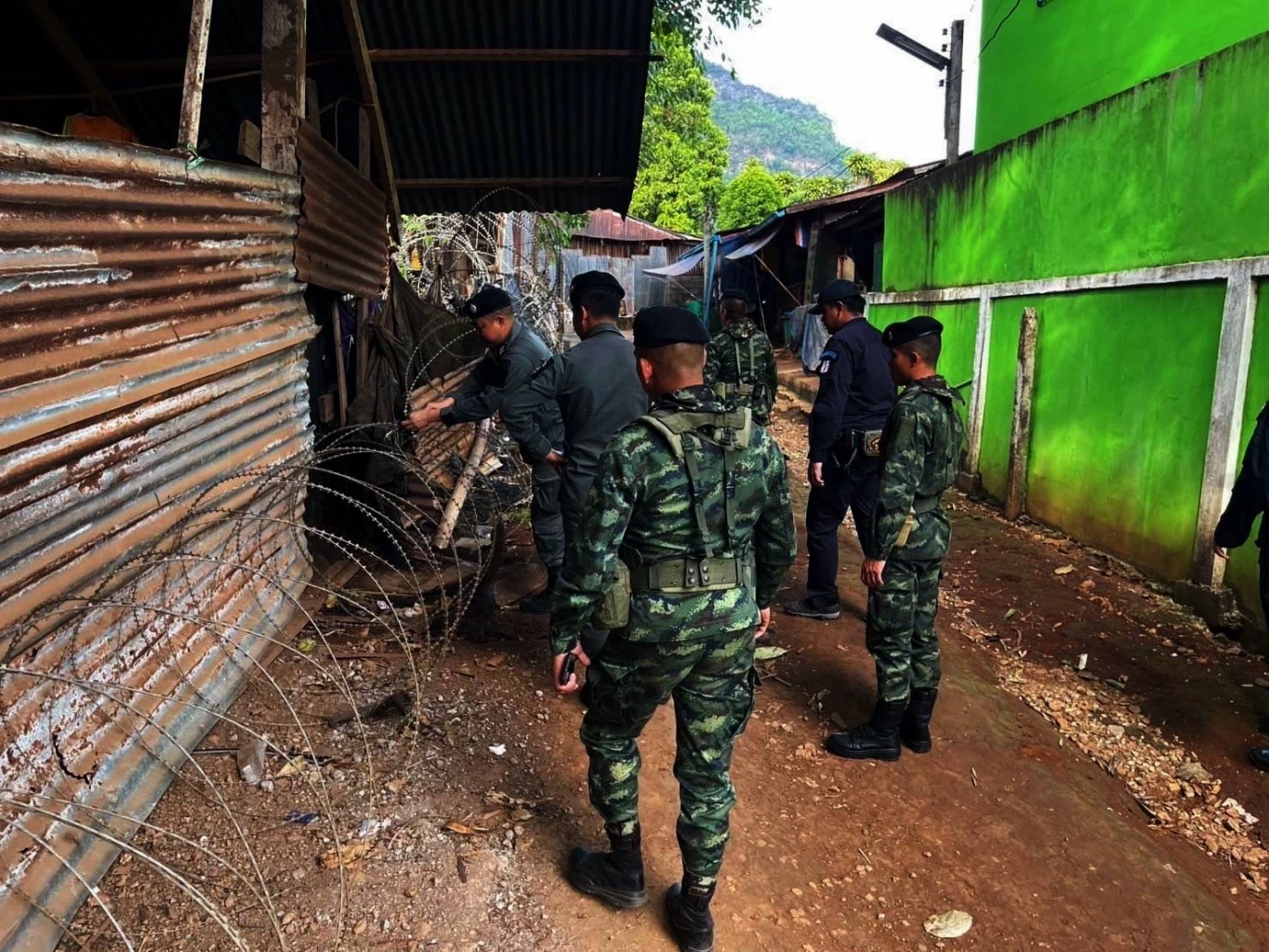 สแกนชายแดน! "ฉก.ลาดหญ้า-ปกครอง" สำรวจพื้นที่ปิดช่องทางธรรมชาติ ป้องกันขนสิ่งผิดกฎหมาย