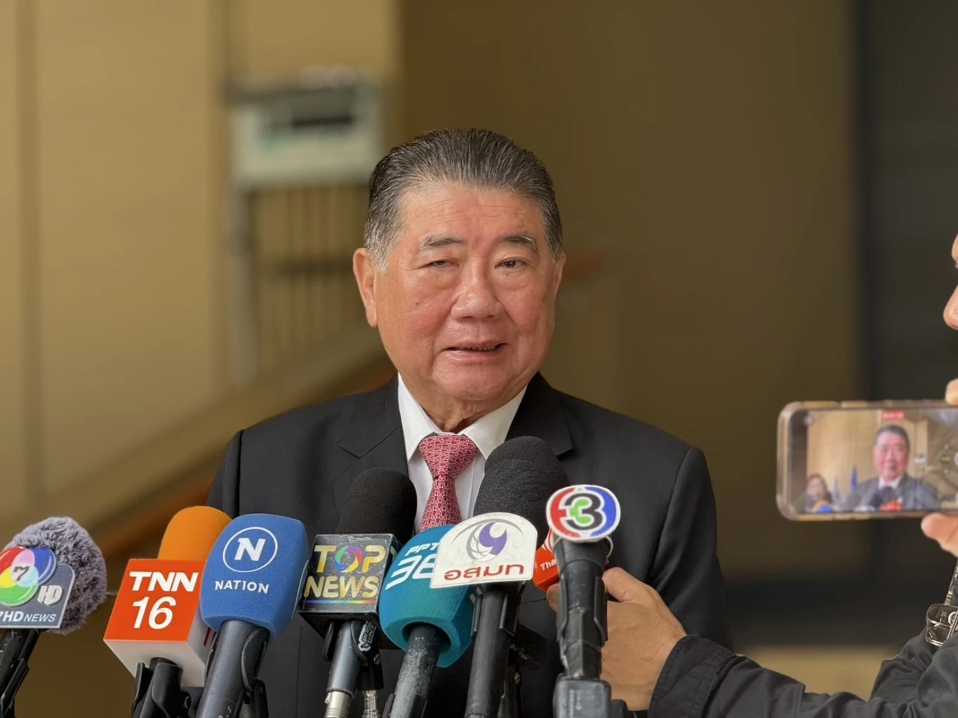 ภูมิธรรม เวชยชัย รองนายกรัฐมนตรีและรัฐมนตรีว่าการกระทรวงกลาโหม 