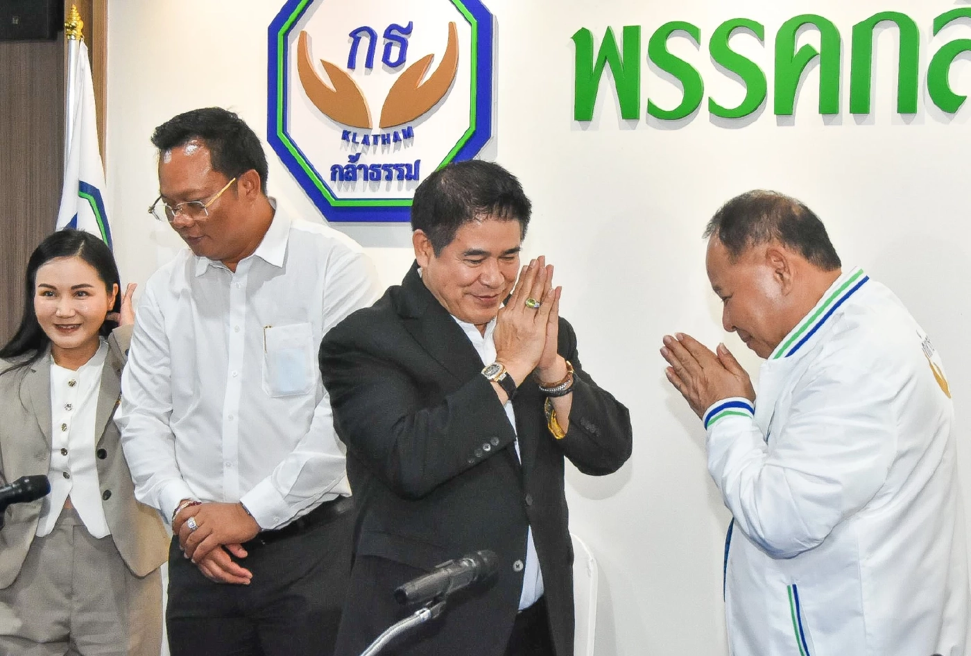 "ธรรมนัส" สวมเสื้อรับ "เอกราช ช่างเหลา" เข้าพรรคกล้าธรรม