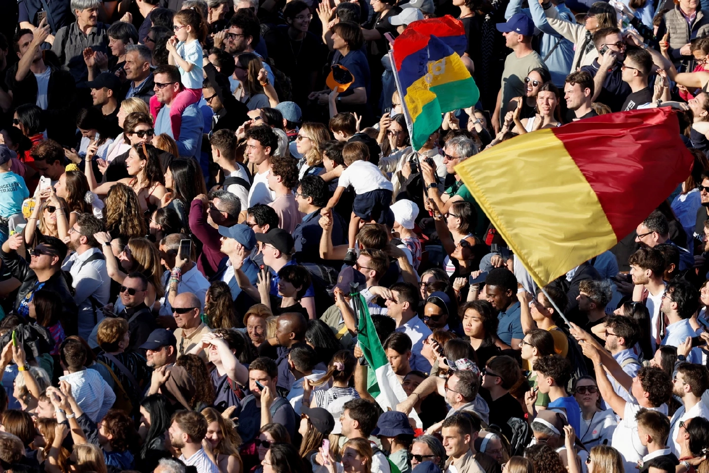 ควันสีขาวลอยจากโบสถ์น้อยซิสติน เลือกได้แล้วสันตะปาปาองค์ใหม่