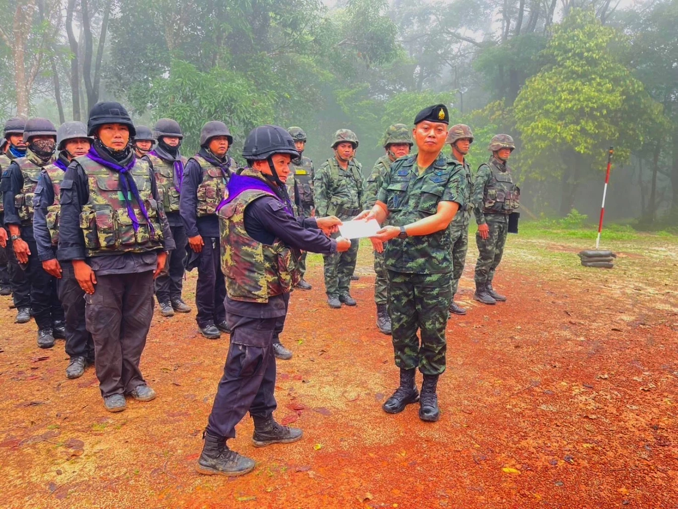 "แม่ทัพภาค 2" ค้างคืนฐานช่องบก พร้อมปลุกขวัญกำลังใจทหาร มอบ "หลวงปู่ทวด-เหรียญหลวงพ่อใหญ่โชคดี"