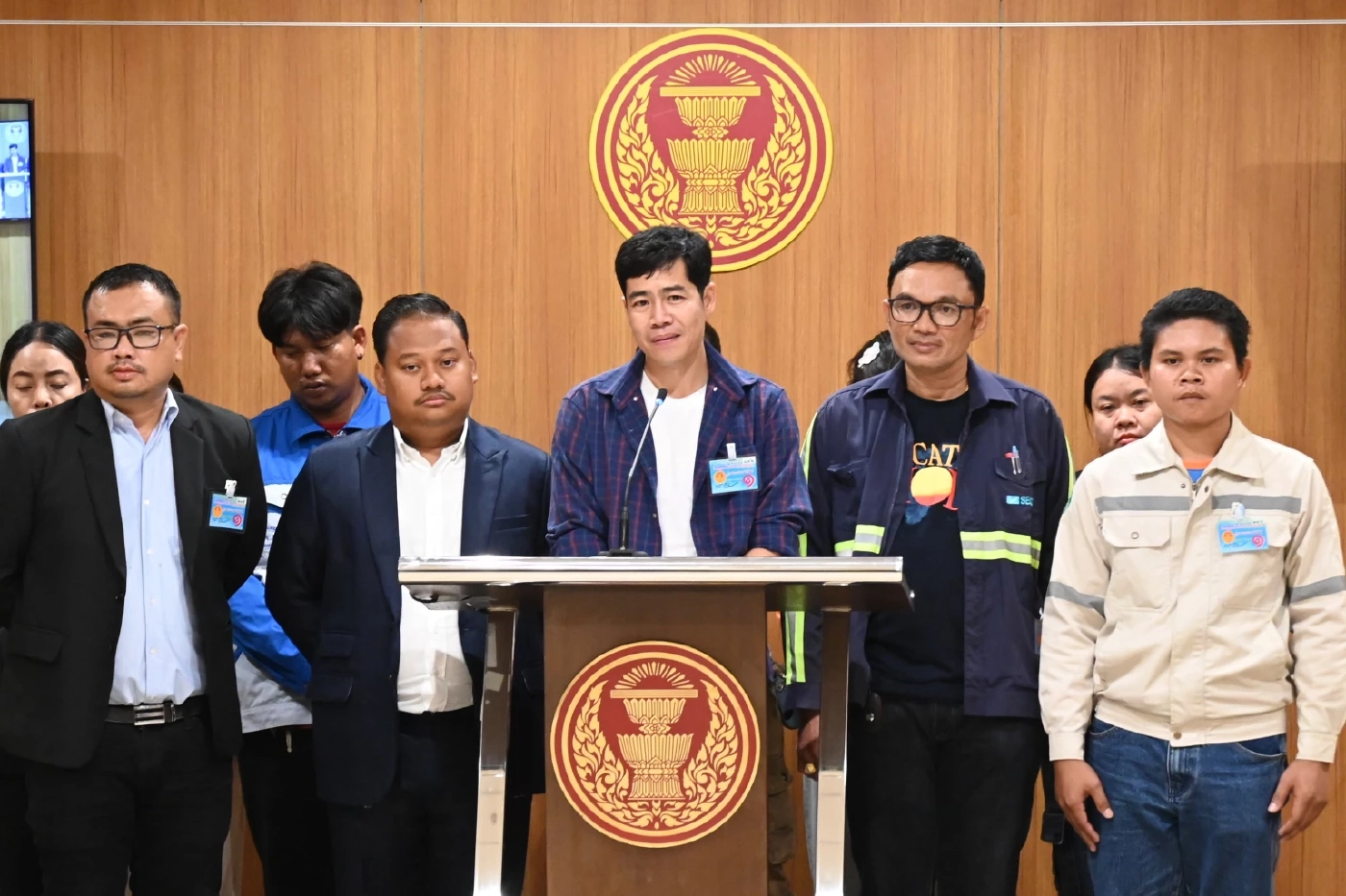 "ช่างเบิร์ด" ปาดน้ำตาร้องสภา ยังไม่ได้ค่าแรงสร้างตึก สตง.