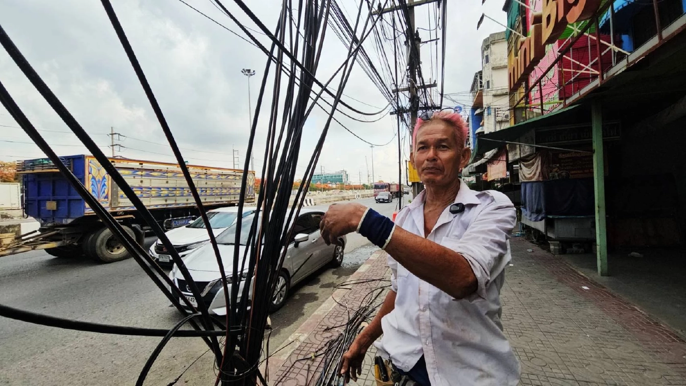 ตะลึง! "ชาวปทุมธานี" ร้องสายเคเบิ้ลร่วงกองบนทางเท้า หวั่นโดนไฟดูด