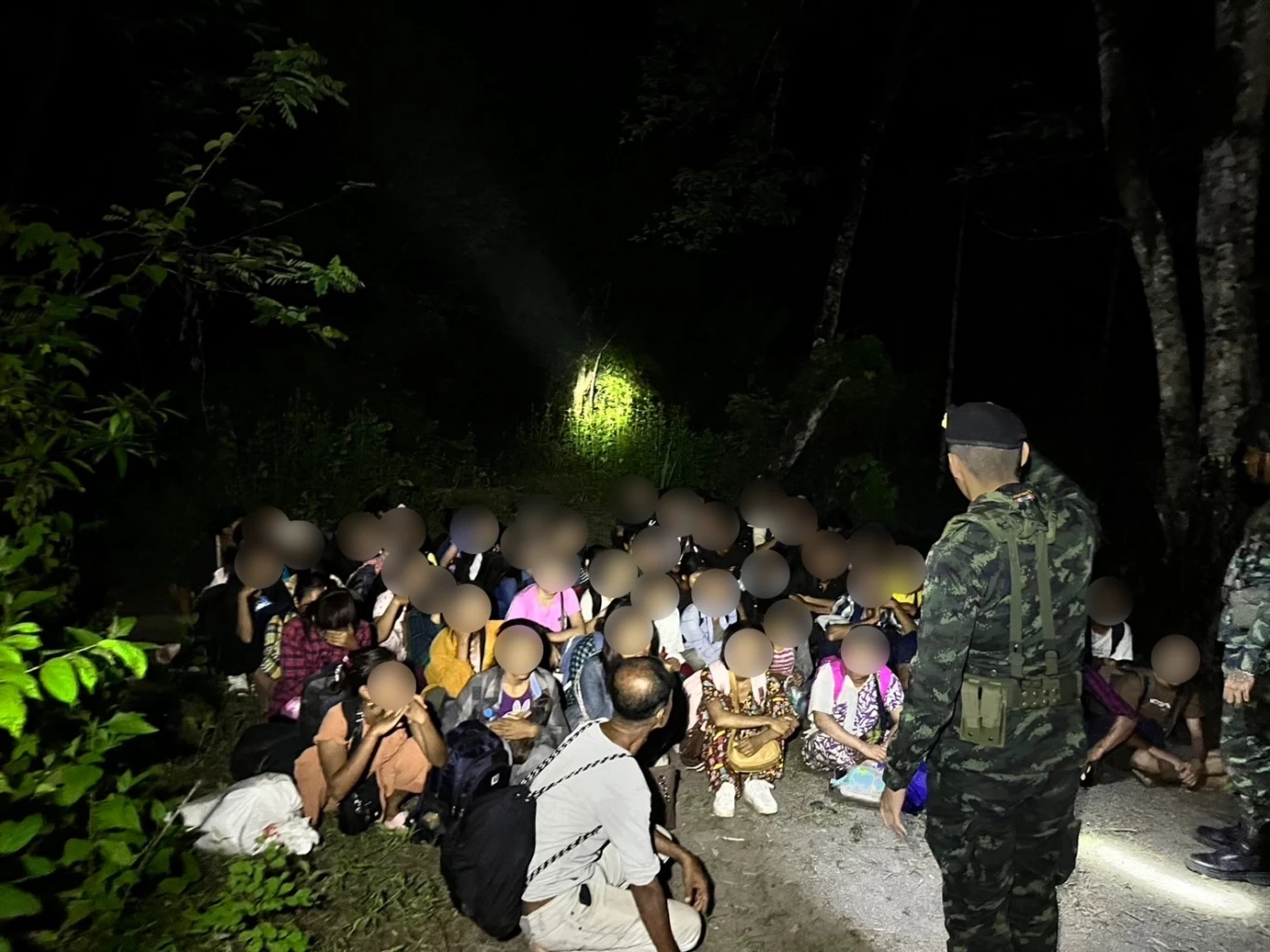 ตะลึง! ทหารสกัดแรงงานต่างด้าวร่วมร้อยคน ยกขบวนเข้าไทยเป็นพรวน