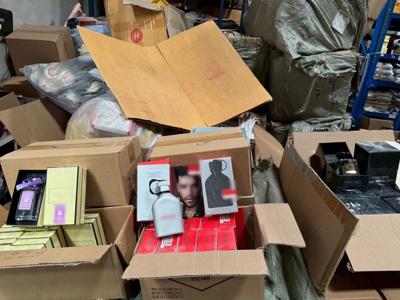 ไล่บี้ "จีนเทา" บุกค้น 5 โกดัง ยึด "เครื่องสำอาง-น้ำหอมแบรนด์ดังปลอม"