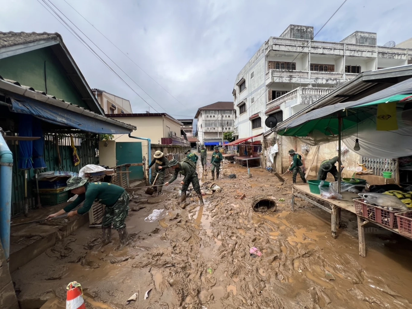 รับมือน้ำท่วม “แม่สาย” ส่งทหาร ทำพนังกั้นน้ำ ยันรับมือได้