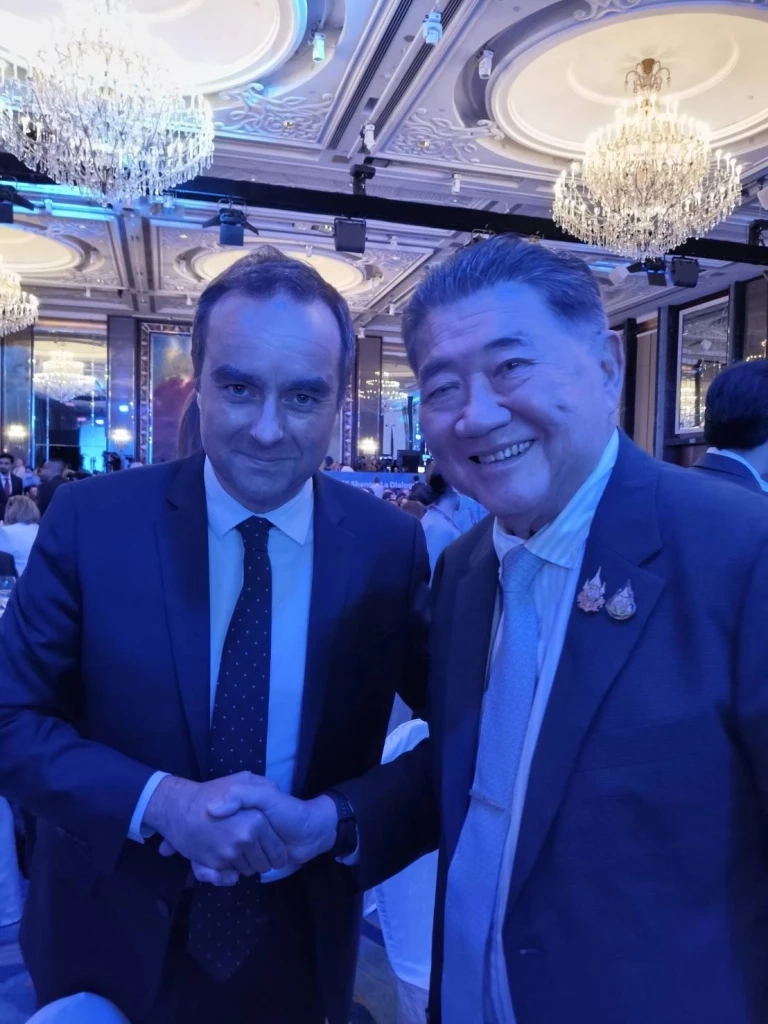 "ภูมิธรรม" ร่วมวงคุยผู้นำ-รมว.กลาโหม หลายชาติอย่างเป็นกันเอง