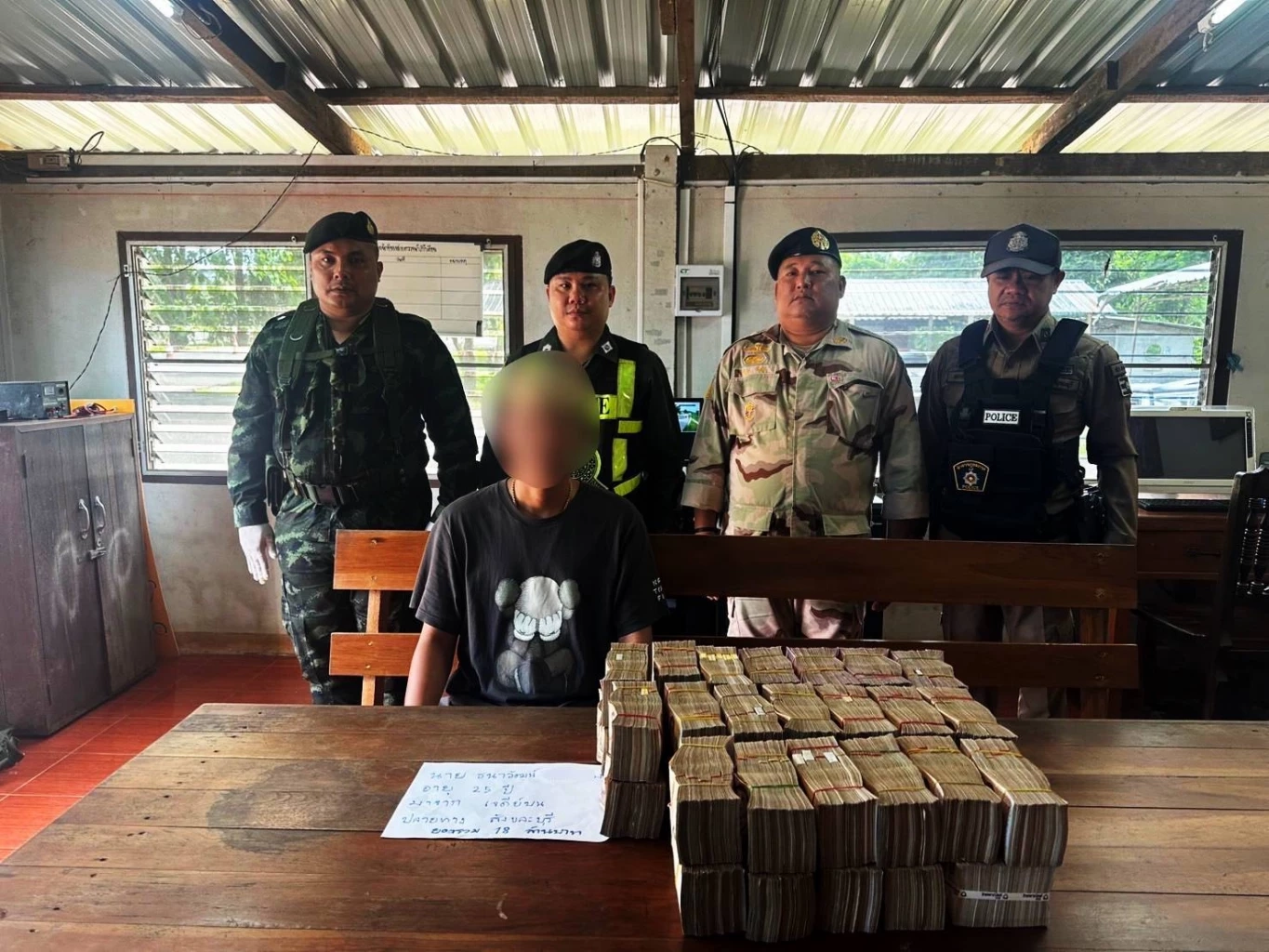 รวบหนุ่มวัย 25 ลอบขนเงินสดเกือบ 18 ล้านบาท ข้ามชายแดนเมียนมา