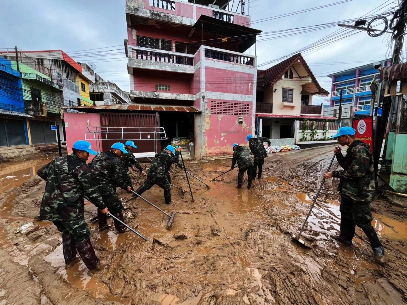 "กองทัพบก" ส่งกำลังพล ช่วยล้าง-ดันโคลนออกจากถนน และบ้านชาวแม่สาย