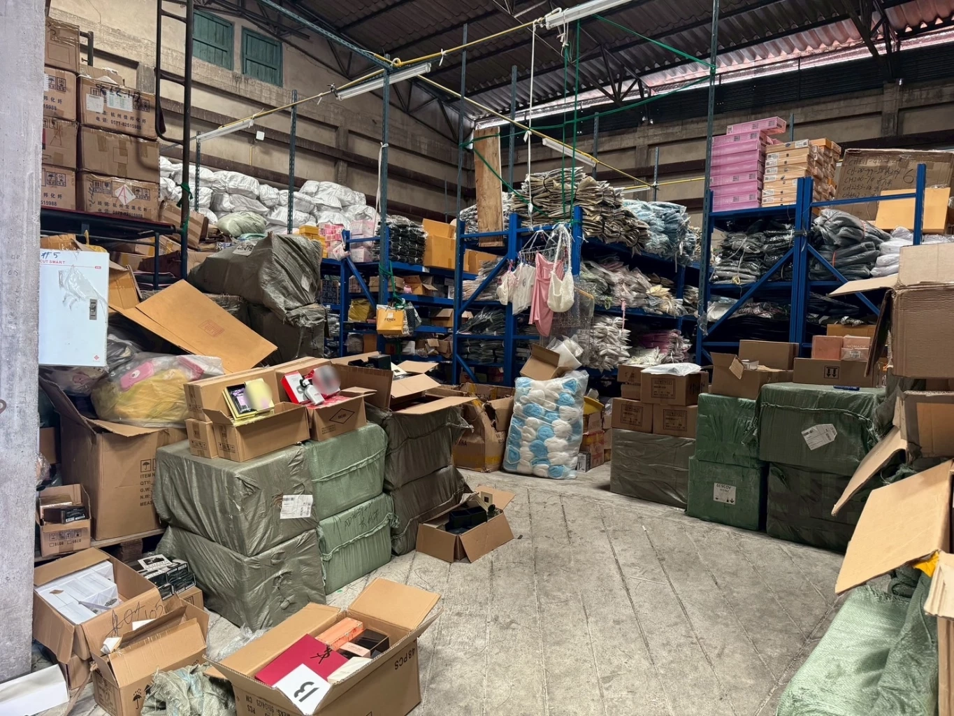 ไล่บี้ "จีนเทา" บุกค้น 5 โกดัง ยึด "เครื่องสำอาง-น้ำหอมแบรนด์ดังปลอม"