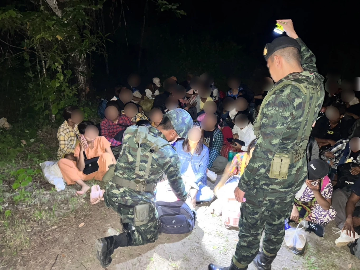 ตะลึง! ทหารสกัดแรงงานต่างด้าวร่วมร้อยคน ยกขบวนเข้าไทยเป็นพรวน