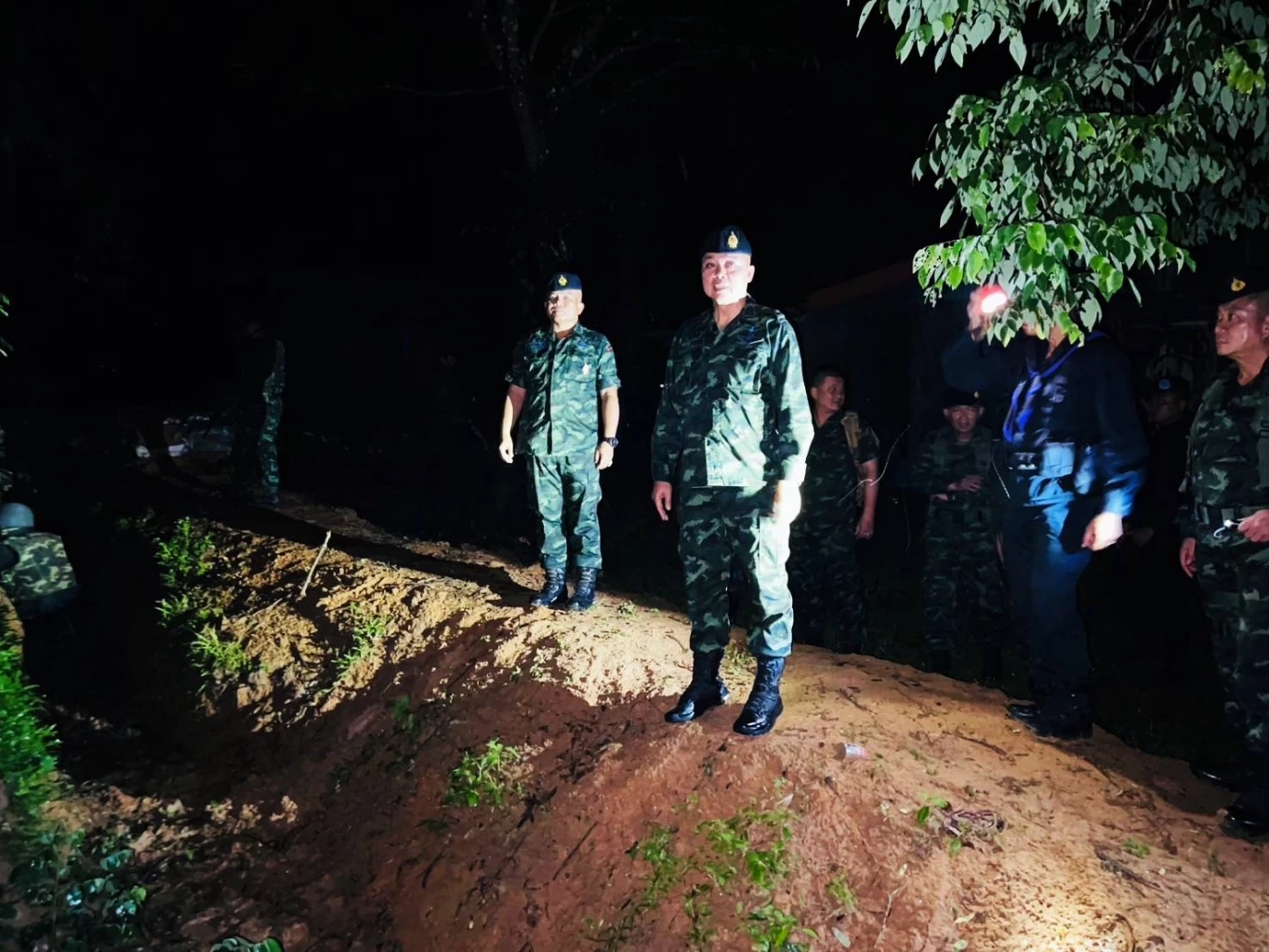 "แม่ทัพภาค 2" ค้างคืนฐานช่องบก พร้อมปลุกขวัญกำลังใจทหาร มอบ "หลวงปู่ทวด-เหรียญหลวงพ่อใหญ่โชคดี"