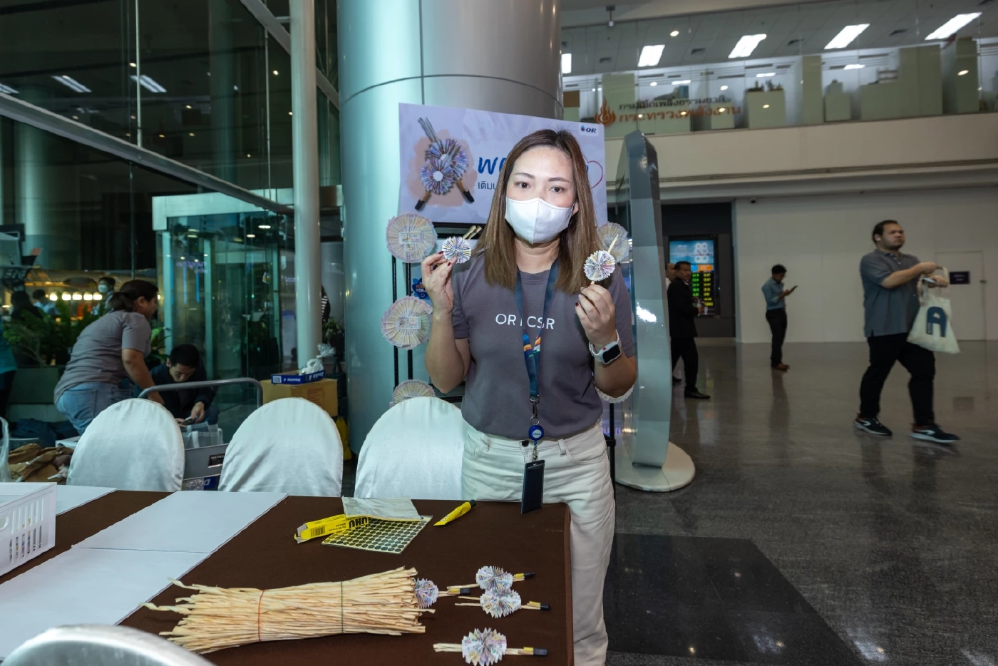 "ทิ้งอย่างไรให้ได้บุญ" OR ผุดไอเดียเก๋ เปลี่ยนลอตเตอรี่เป็นดอกไม้จันทน์ ช่วยเหลือสังคมยั่งยืน