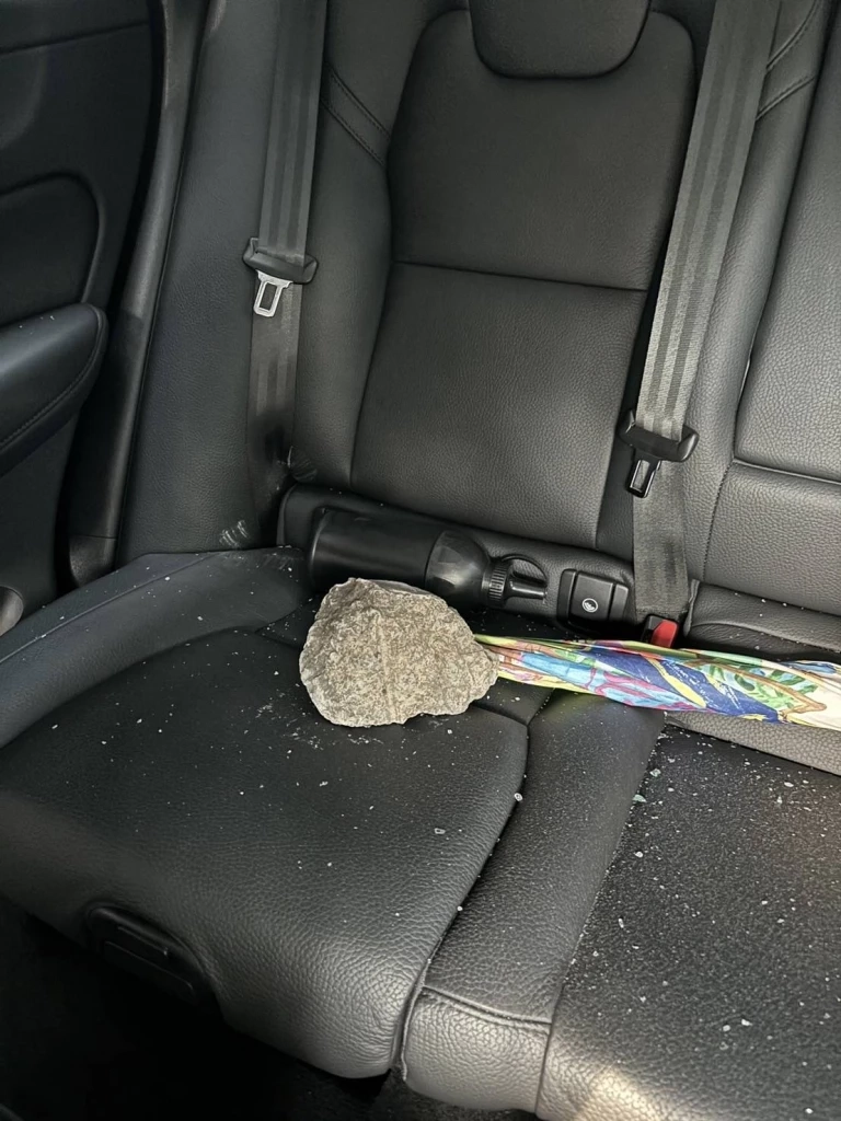 ด่วน! รวบแล้วคนร้าย ปาก้อนปูนใส่รถบน ถ.บางนา-ตราด จนสาวหวิดดับ