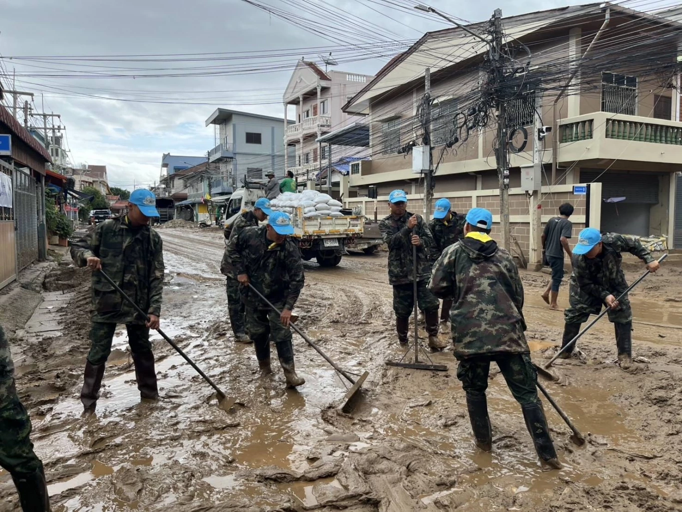"กองทัพบก" ส่งกำลังพล ช่วยล้าง-ดันโคลนออกจากถนน และบ้านชาวแม่สาย