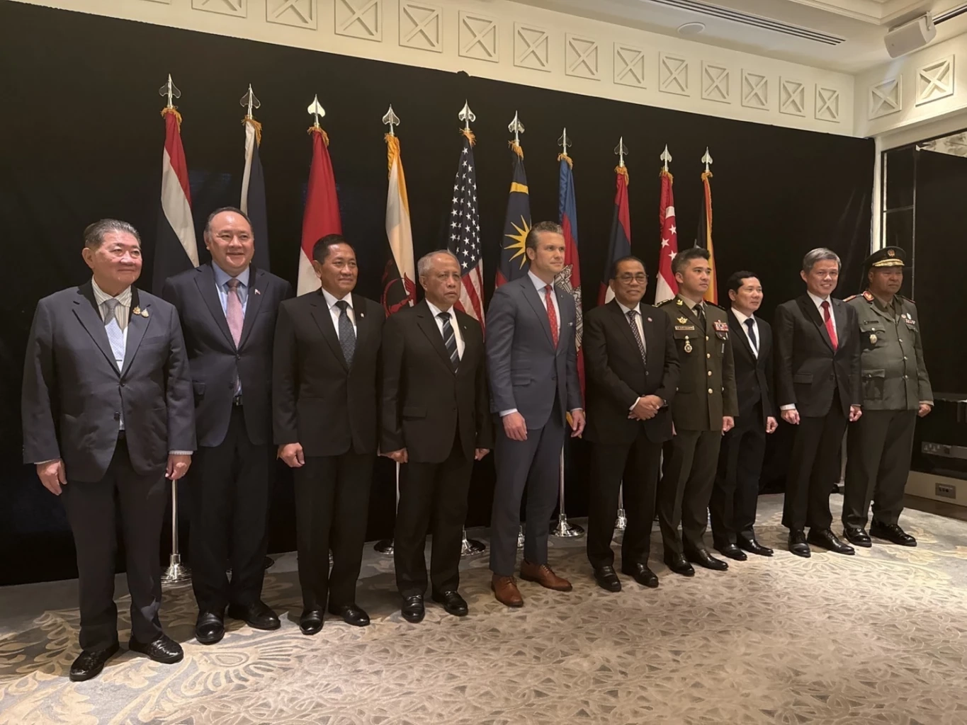 "ภูมิธรรม" ร่วมวงคุยผู้นำ-รมว.กลาโหม หลายชาติอย่างเป็นกันเอง