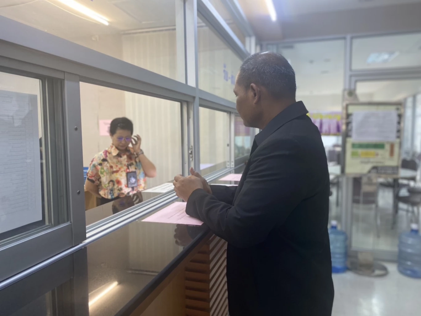 ผู้สมัครนายกดำเนินสะดวก ร้องคัดค้านผลเลือกตั้งหลังพบบัตรเขย่ง