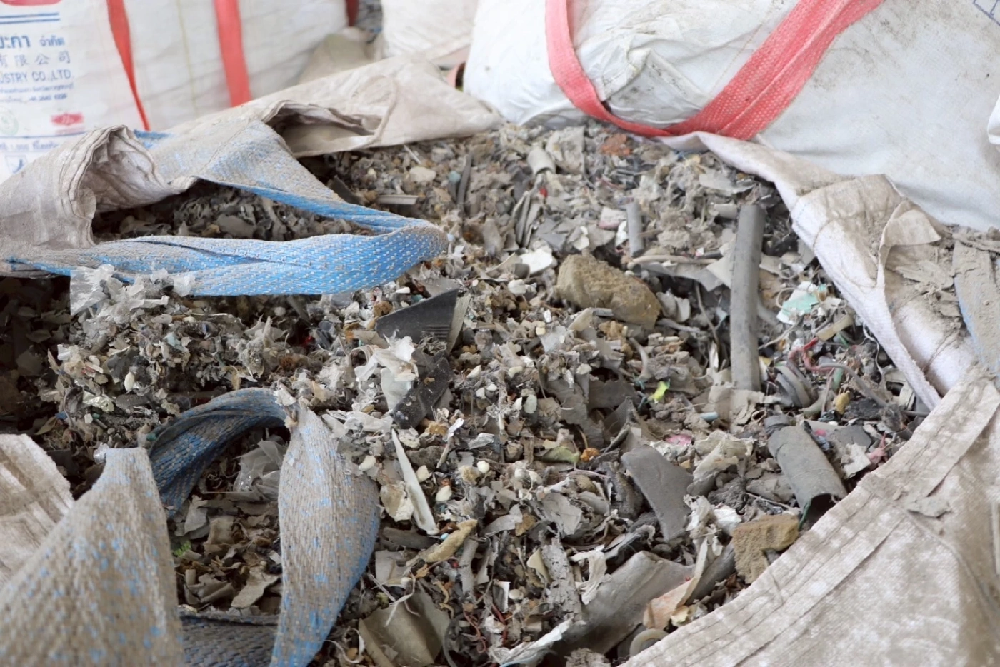 “ทีมสุดซอย” บุก รง.ศูนย์เหรียญ เถื่อนทุกตรง สั่งปิดทันที