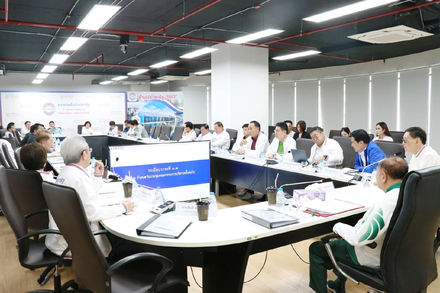 การเมืองไทย...อะไรก็เกิดได้! ภาพจับมือข้ามขั้ว สะท้อนอนาคต